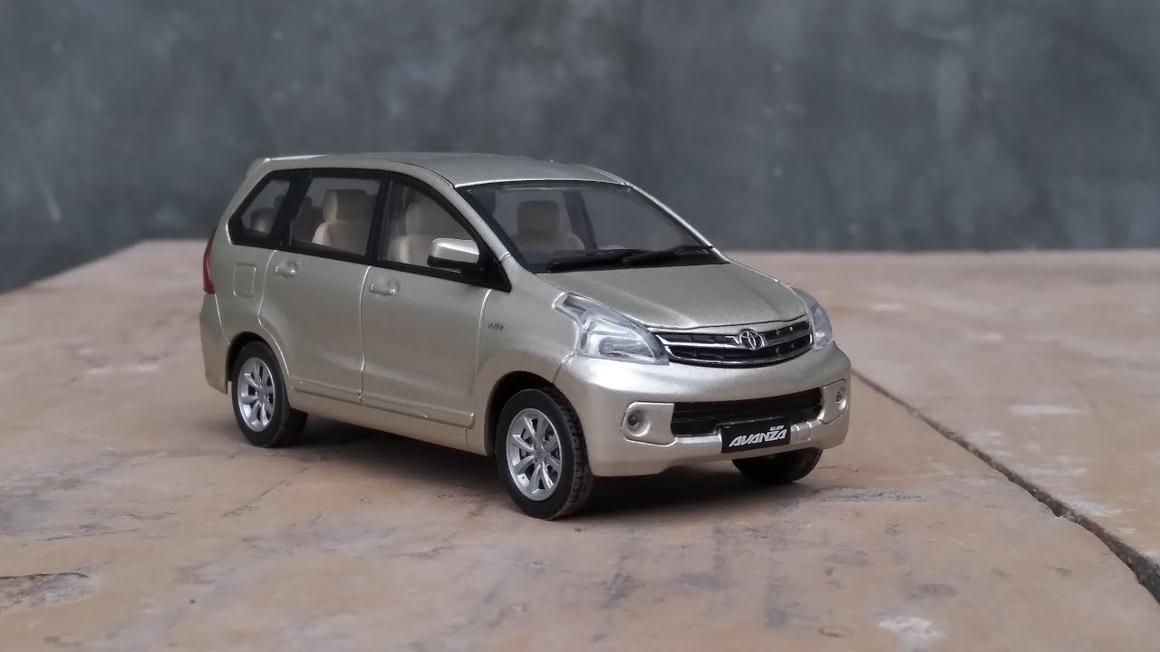 Unboxing Miniatur diecast mobil Toyota avanza G. Silver