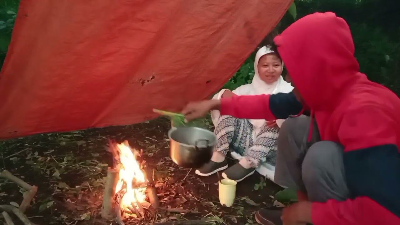Berkemah membangun shelter sederhana tempat berlindung semalaman di hutan belantara menikmati alam 