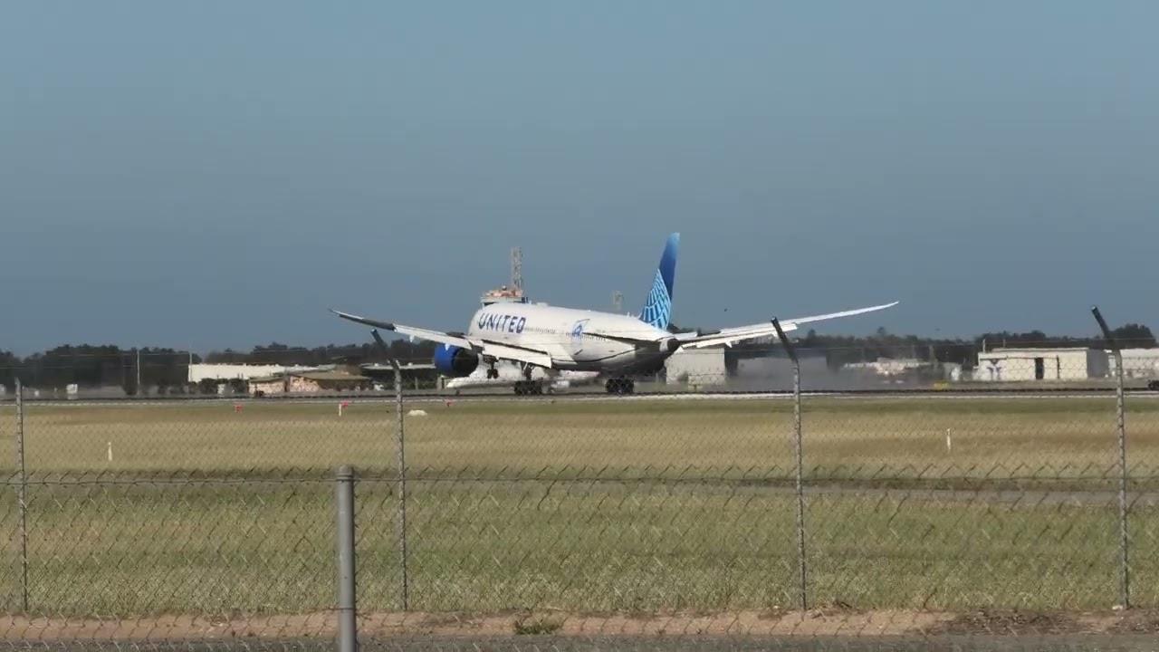 Adelaide's first ever United Flight UA207, landing on Runway 23 @ Adeliade Adelaide (13/12/25) ✈️
