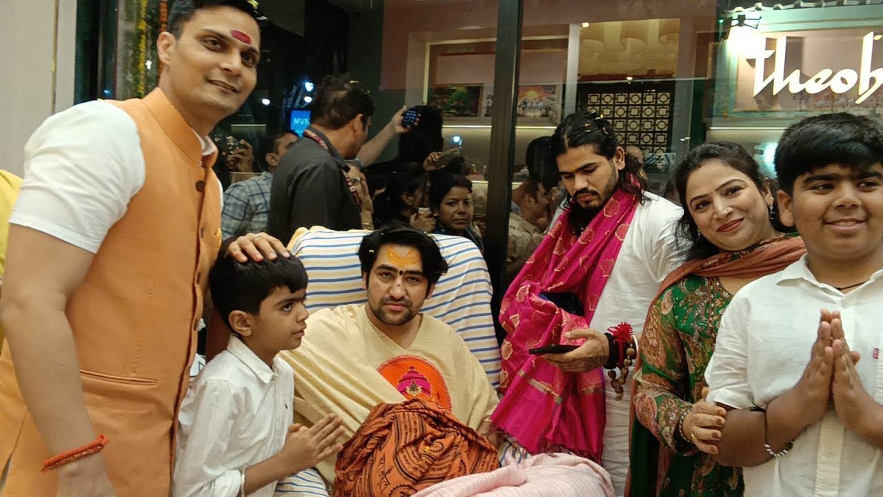 बागेश्वर धाम के पीठाधीश्वर पं.धीरेंद्र कृष्ण शास्त्री द्वारा आदित्य पारिख एस्ट्रो स्टोर उद्घाटन किया