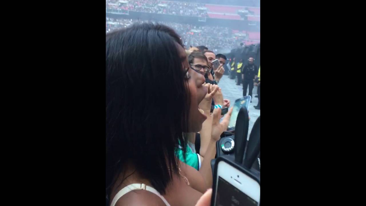 Beyoncé Fan Goes CRAZY at Formation Tour - London Wembley Stadium