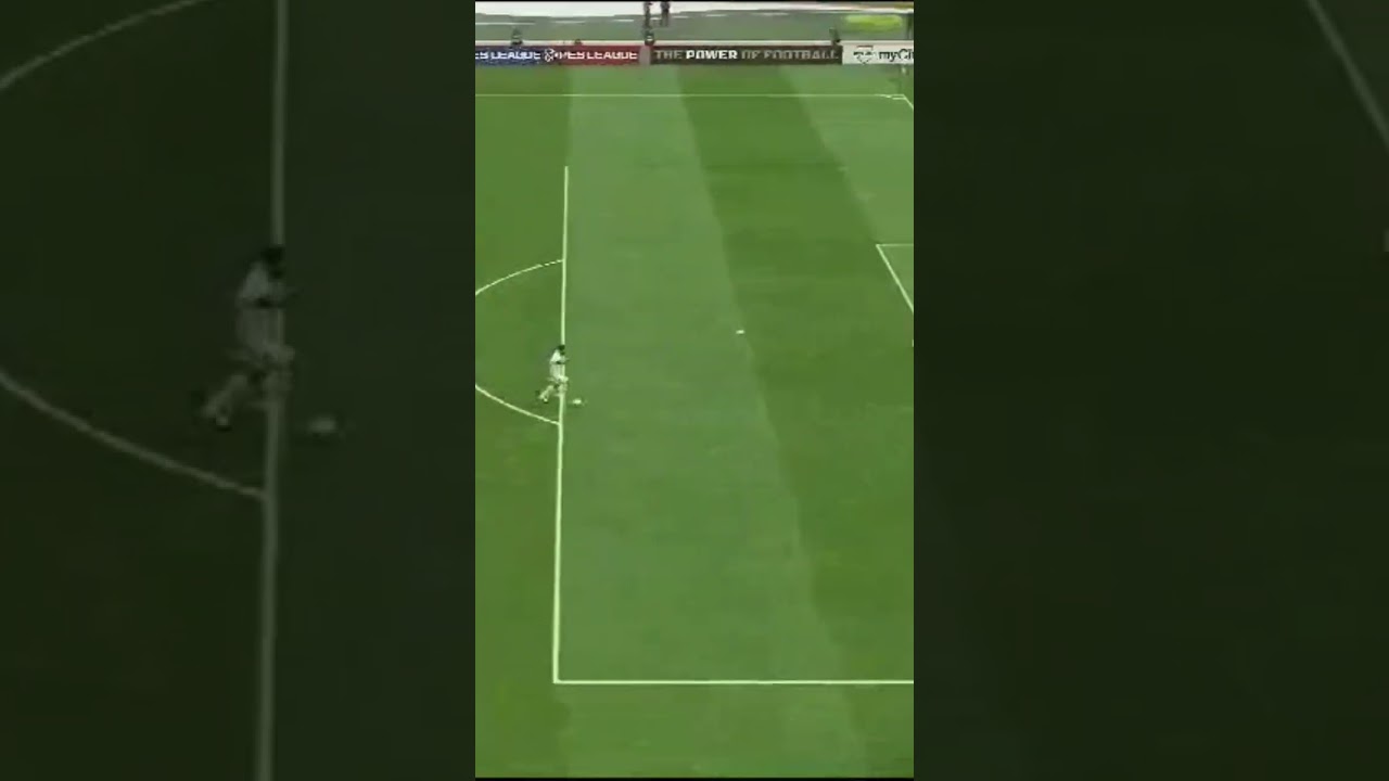 Troca de passes e atacante letal faz um lindo gol de cobertura #shorts