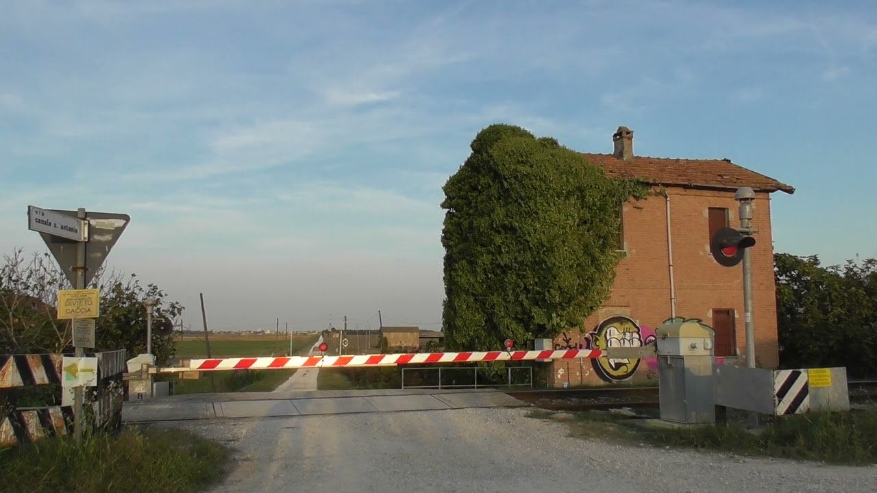 Passaggio a livello n.5 - Codigoro - Via Canale Sant'Antonio (HD 1080 50p)