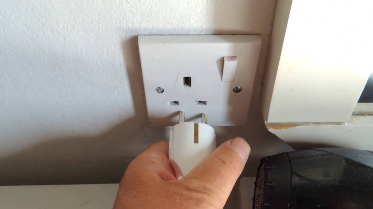 Отель 🏩 на 🌊🌴 Кипре. Розетку BS 1363  - совмещаем с вилкой Europlug.
