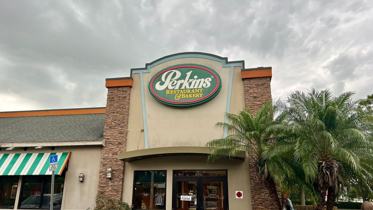 Eating at Perkins Restaurant in Leesburg, Florida | Huge Menu & Breakfast All Day