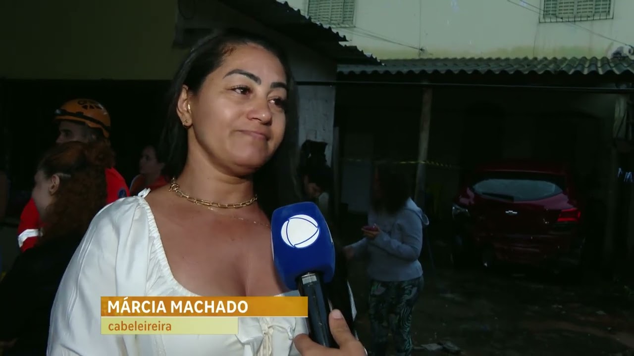 Muro desaba após tempestade, cai sobre casa e interdita imóveis em Contagem (MG)