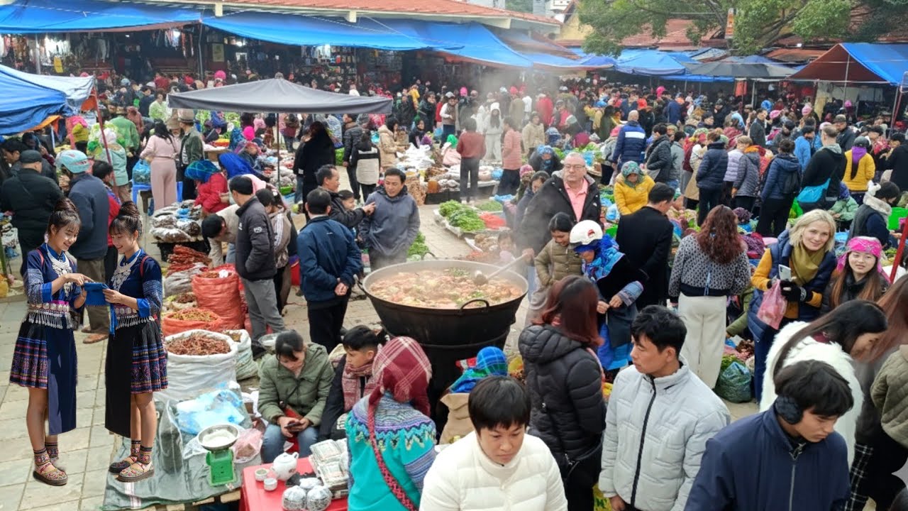 Chợ Phiên Bắc Hà: Nơi Mua Bán Nhộn Nhịp Nhất Vùng Cao Tây Bắc, Ẩm Thực Gà Đen Lợn Bản