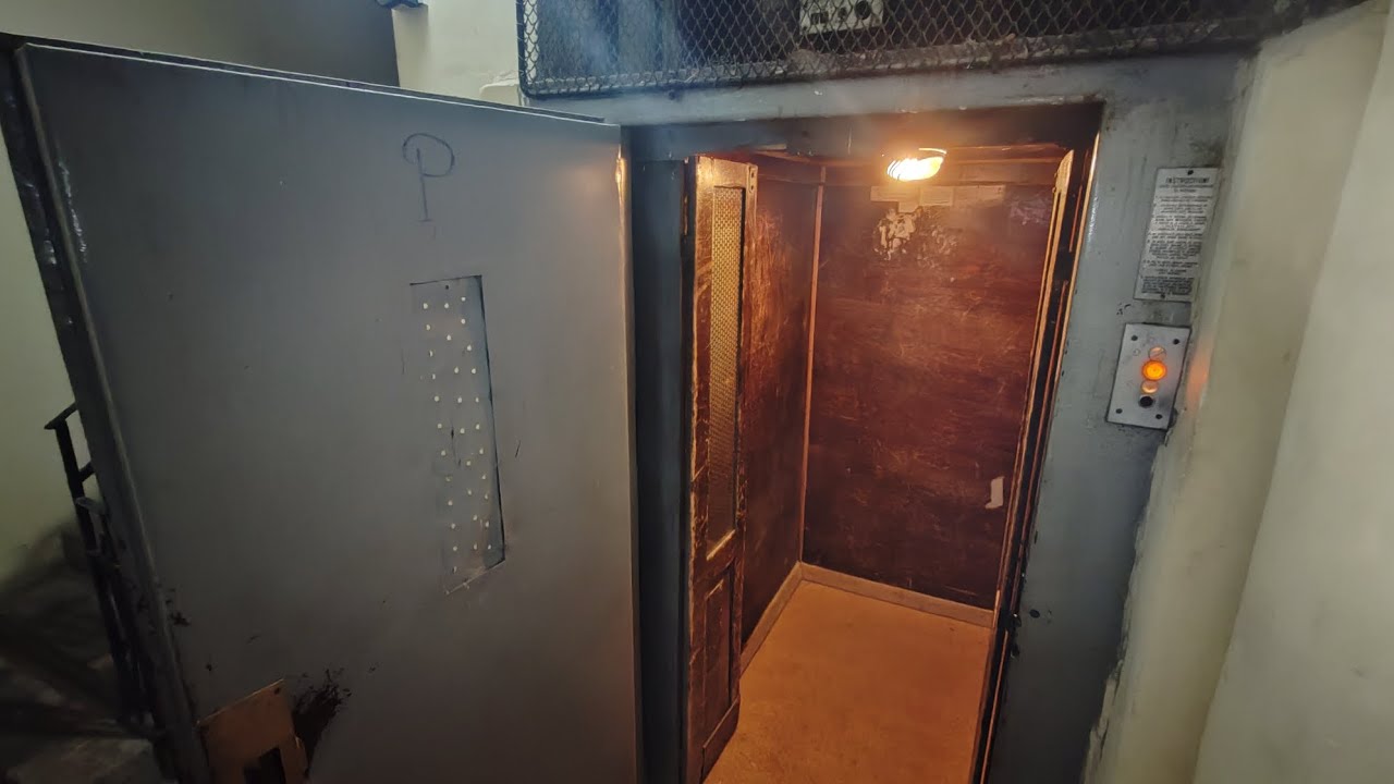 Lift vechi IFMA din 1965 pe strada Universității, Cluj-Napoca