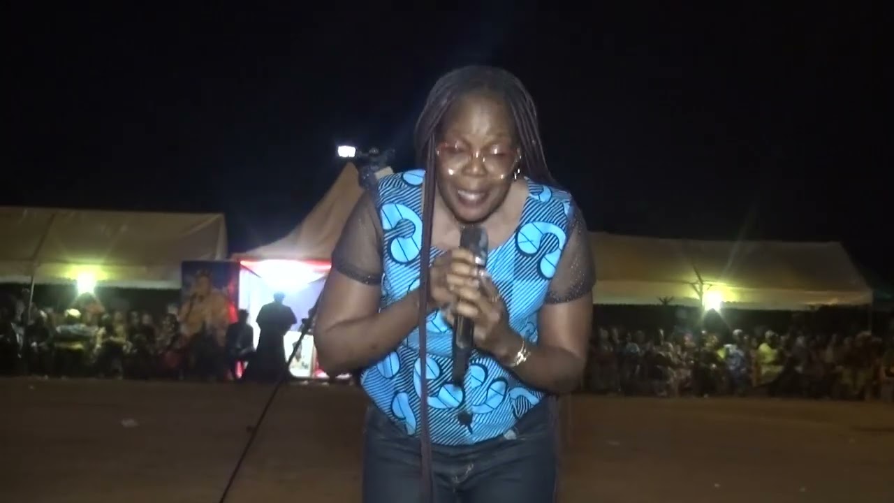 Prestation de l'artiste Eden Makenzy à la veillée de Kobehi bazo