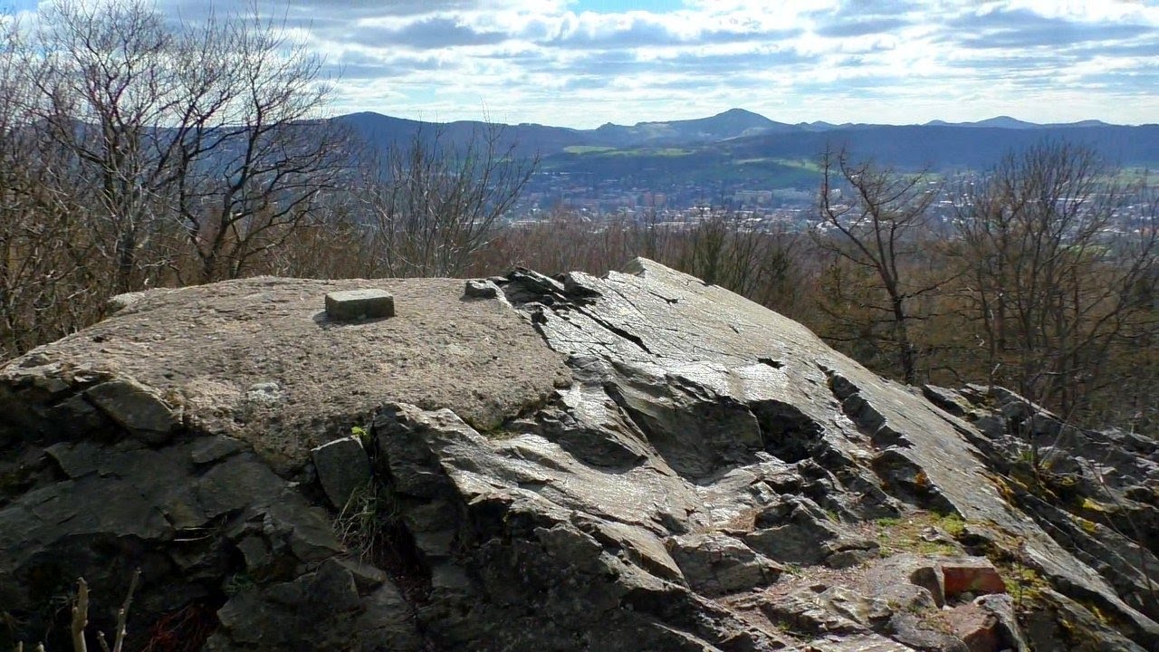 Warnsdorfer Spitzberg mit Ruine Berggaststätte (Lausitzer Gebirge) Varnsdorfský Špičák /Lužické hory