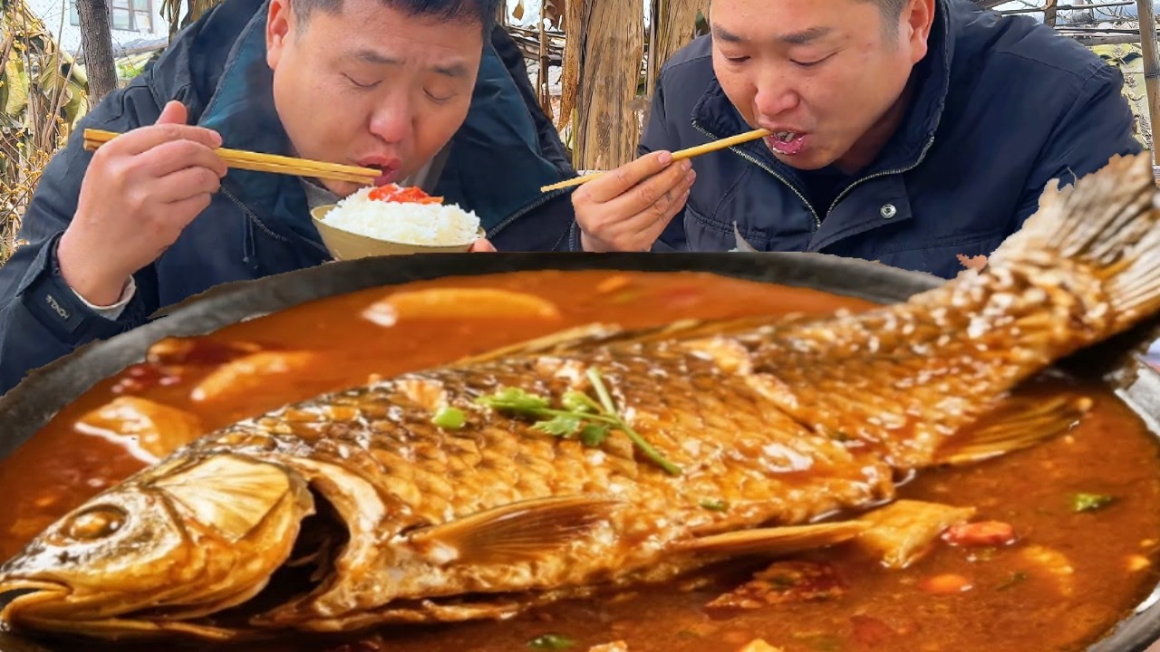 天氣太冷，二弟做“鐵鍋燉鯽魚”，肉質軟嫩湯汁拌飯吃過癮【鐵鍋視頻】