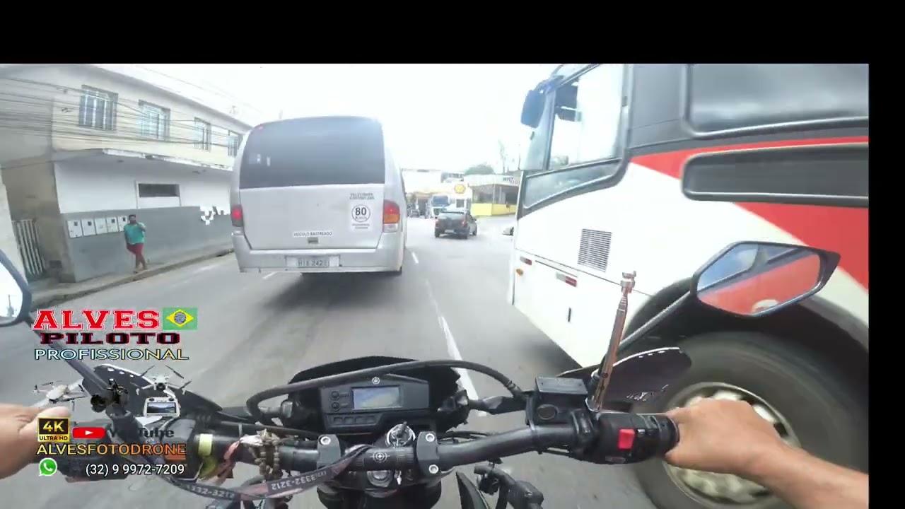 Motoqueiro ultrapassa na faixa contrária quaze bate no carro .e encima do quebra mole
