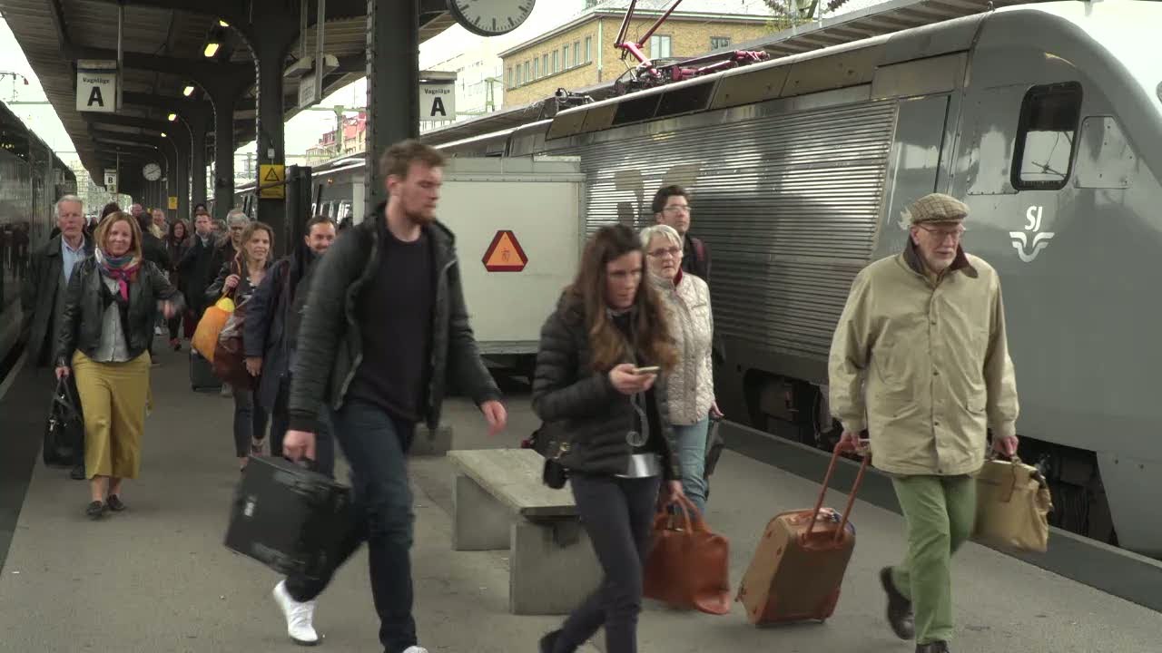 100-tals resenärer satt fast på varmt tåg i timmar - Nyheterna (TV4)