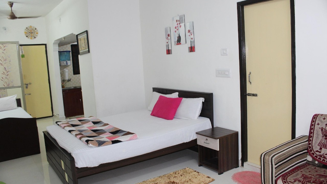 Cozy Room with Kitchen/Airport Pickup & Drop/Porur | Chennai, India | Hotel Review ⭐