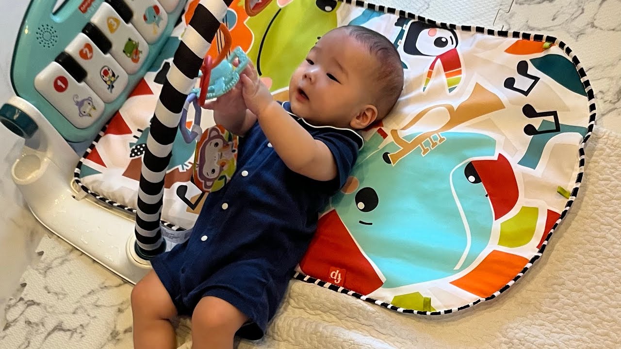 【生後５ヶ月男の子】ズリバイが始まりました！今ではお部屋中ズリズリ移動しています…離乳食もスタート！🥣