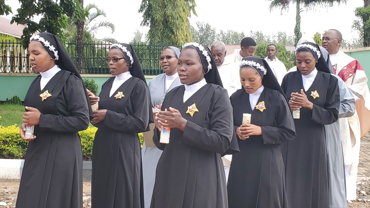 MAANDAMANO YA MISA TAKATIFU YA NADHIRI ZA KWANZA MASISTA WA MISIONARI WA MOYO MT.WA YESU NA MARIA 