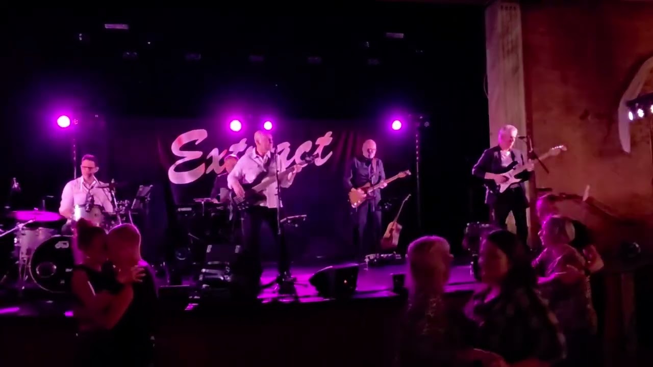 Extract.  Spelar. Riktigt bra band. Lyssna här..