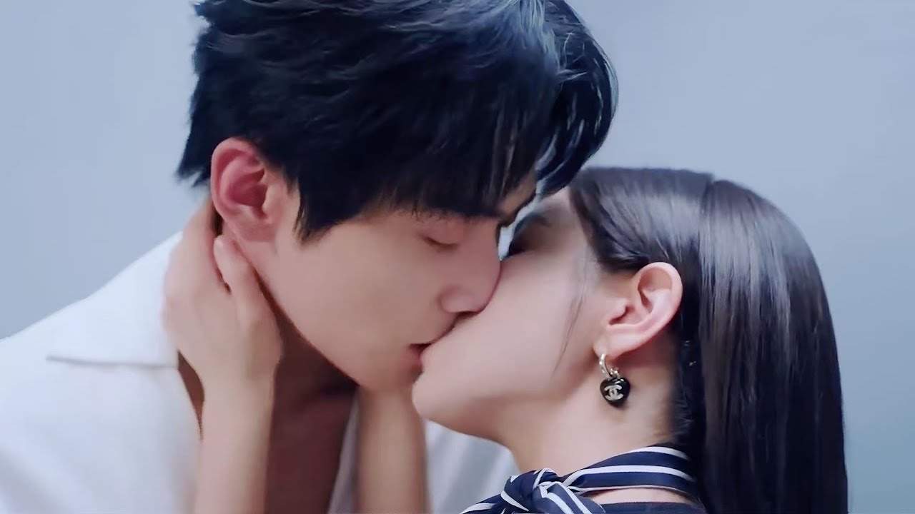 🦋At work, the younger brother pulled his older sister into the fitting room and kissed her.#love