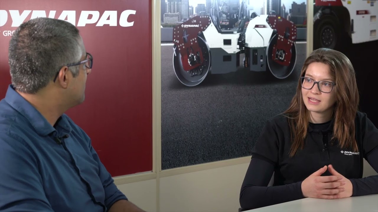 Dynapac S100: pavimentadora manual motorizada com controles hidráulicos.