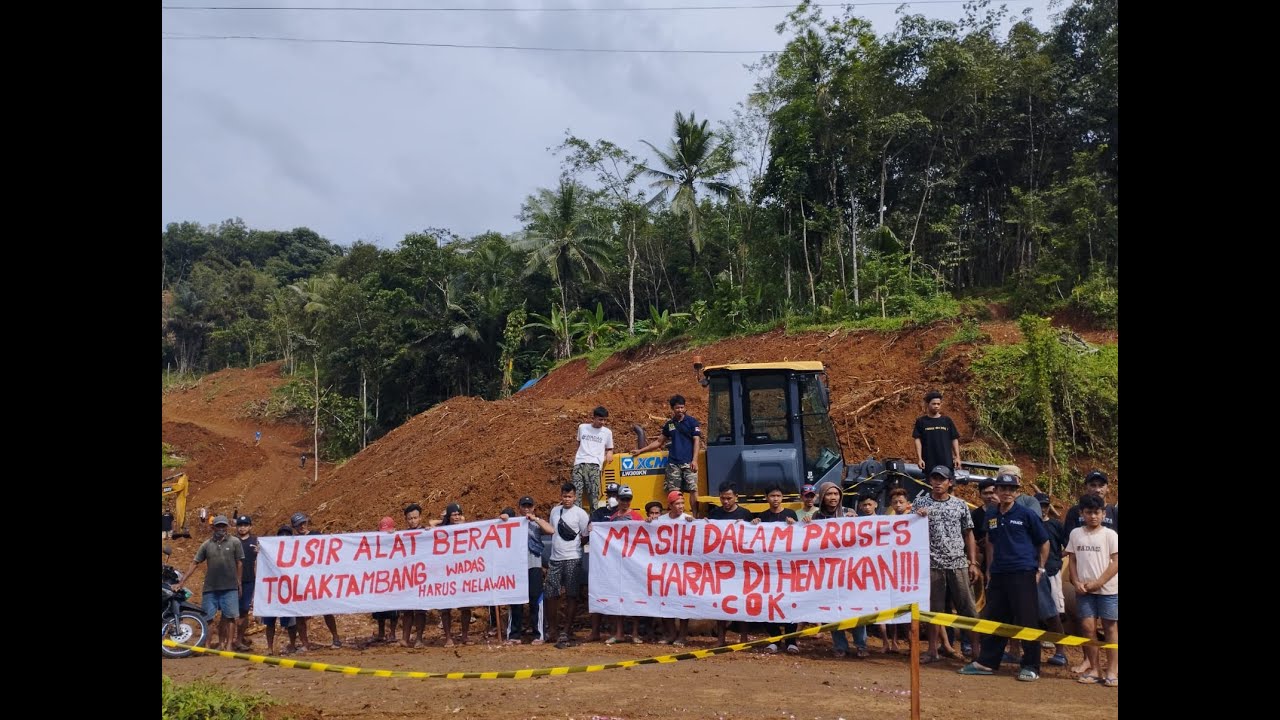 WARGA WADAS USIR ALAT BERAT DARI DESA WADAS