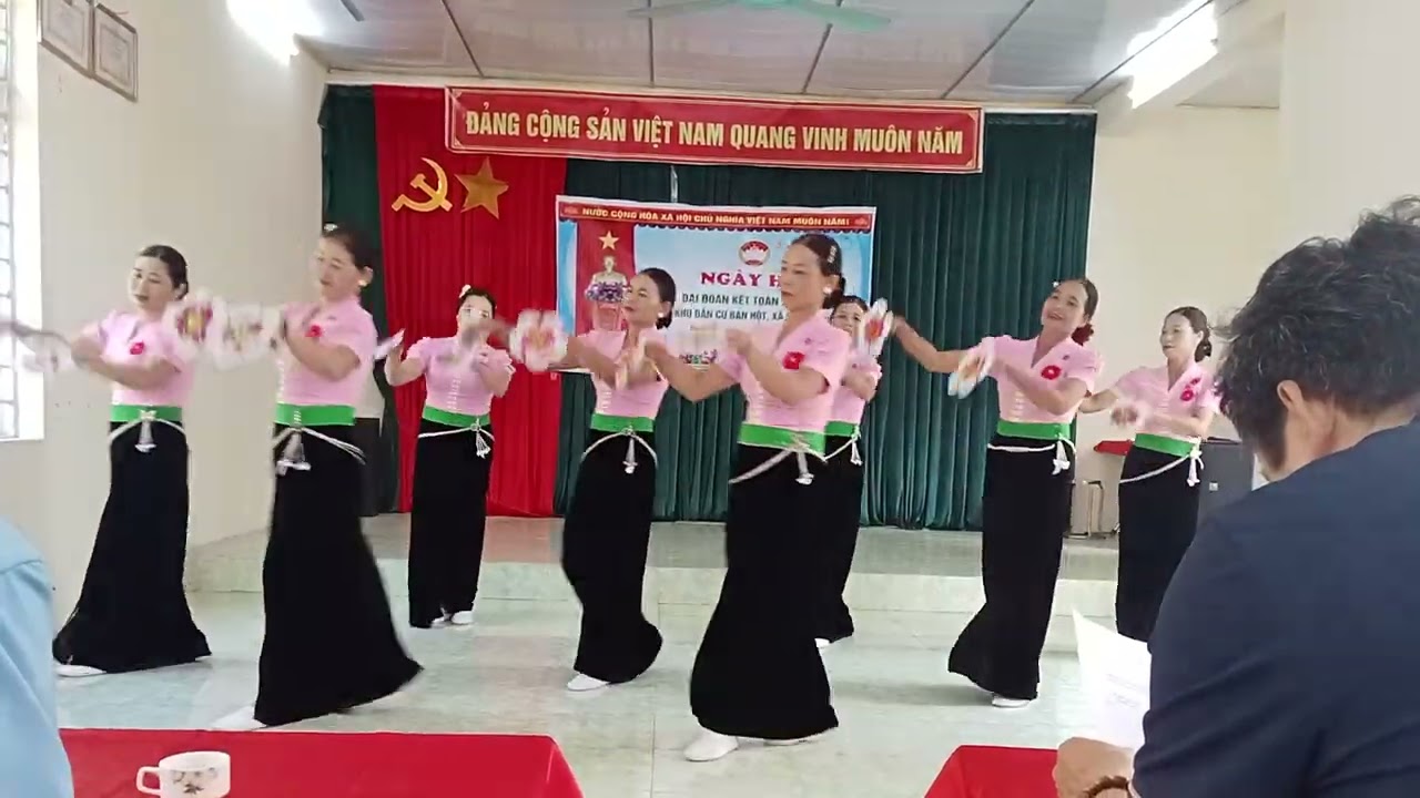Múa Thái trung niên Bản Hột
