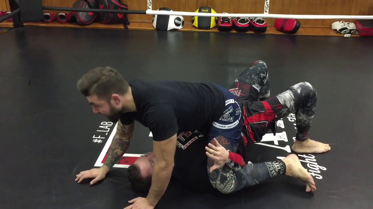 Как легко выйти из маунта? Эффективный приём ММА