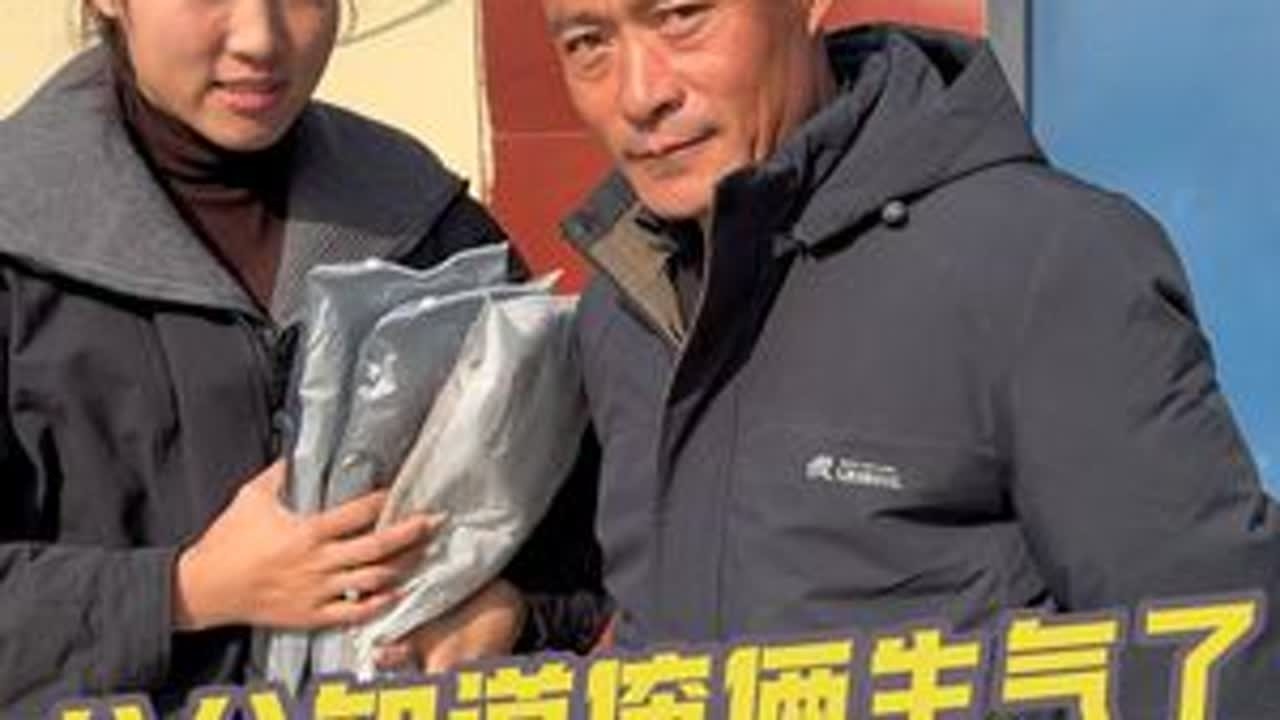姐妹们，俺爸爸想润润了，今天回来了，正好给俺爸爸买的保暖衣到了，一回到家俺公公就为我出头了，还有俺公公的眼神，和教训杨光的语气，我听着都害怕了，哈哈哈。#好物推荐🔥 #公公也是爸