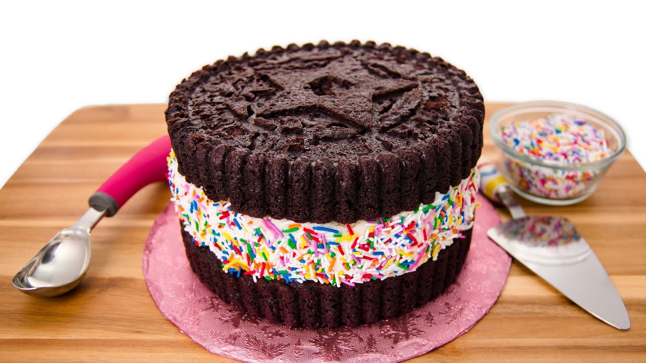 Гигантский сэндвич с мороженым от Cookies Cupcakes and Cardio
