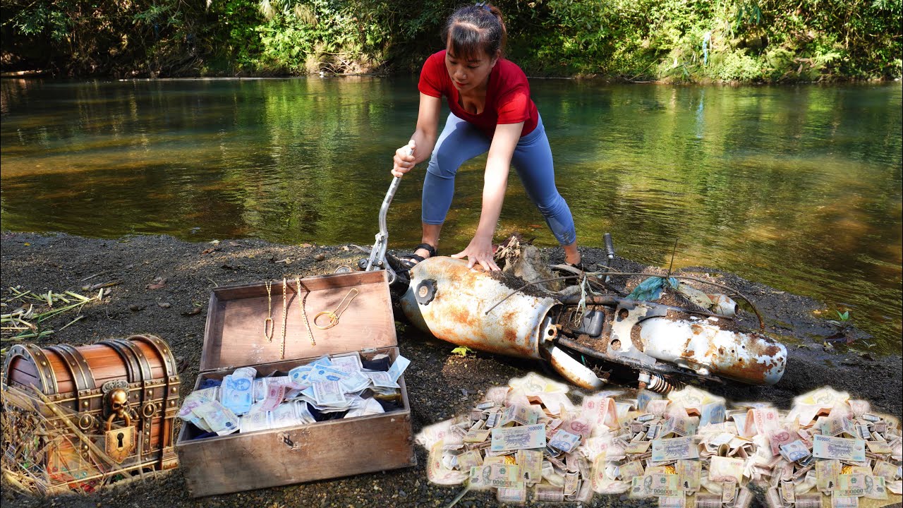 Poor Girl Picks Up Scrap | Girl Found Large Amount Of Money, Gold And An Antique Motorbike.