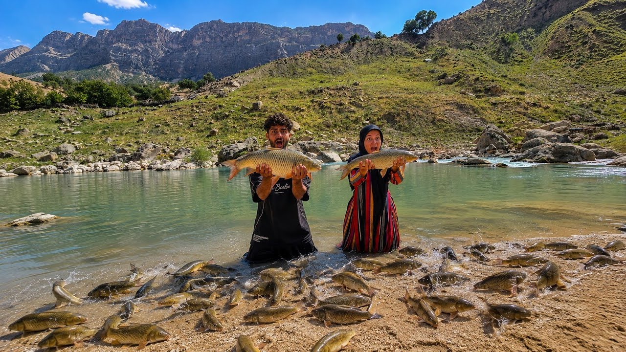 🎣 Wild River Fishing Adventure 🌊 | Nomadic Family Survival on a Mountain Island👨&zwj;👩&zwj;👦🏝