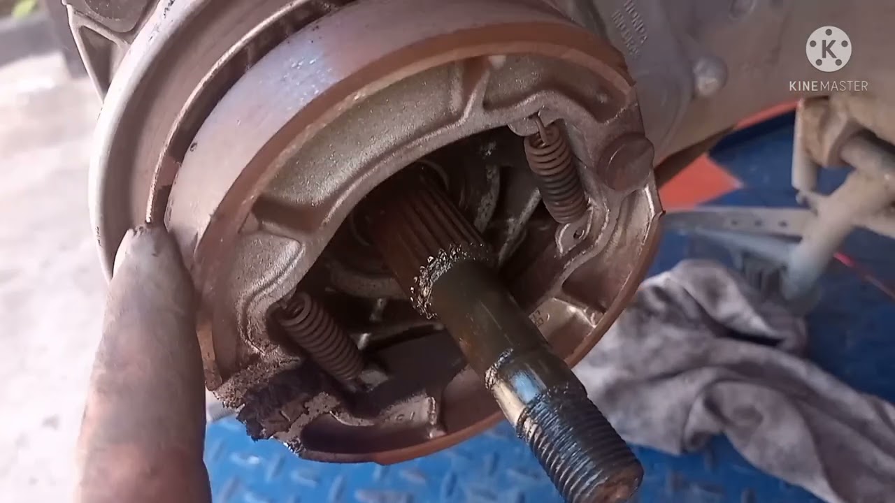 Dica Honda pcx! Remoção da roda trazeira, e troca da sapata (lona)de freio..