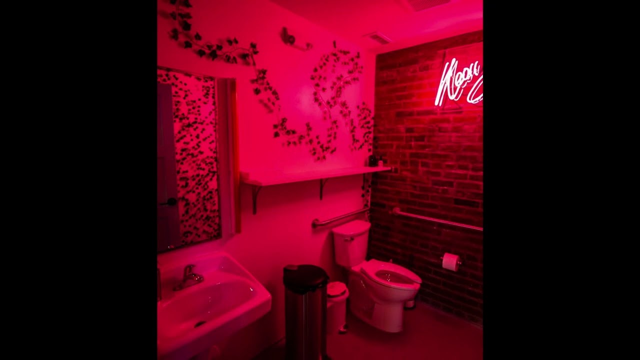 Bad Bunny - Después De La Playa, pero estas en el baño en una fiesta.