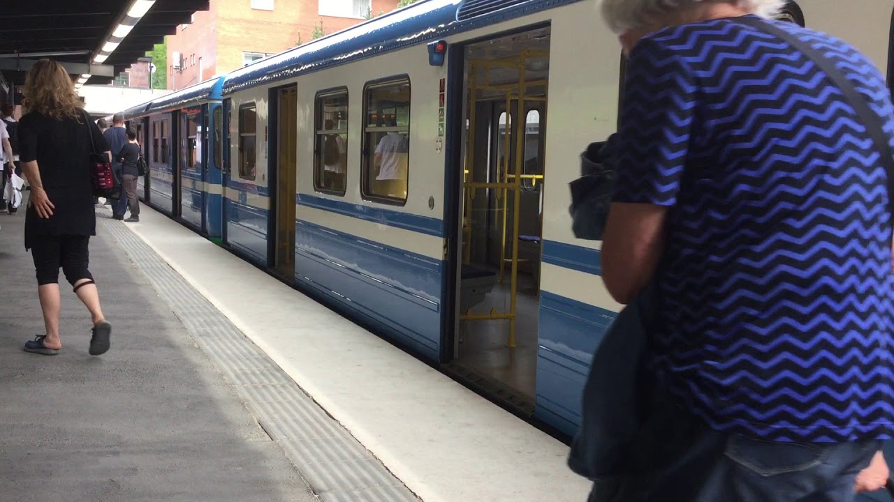C6 tunnelbanetåg mot Axelsberg ingen påstigning