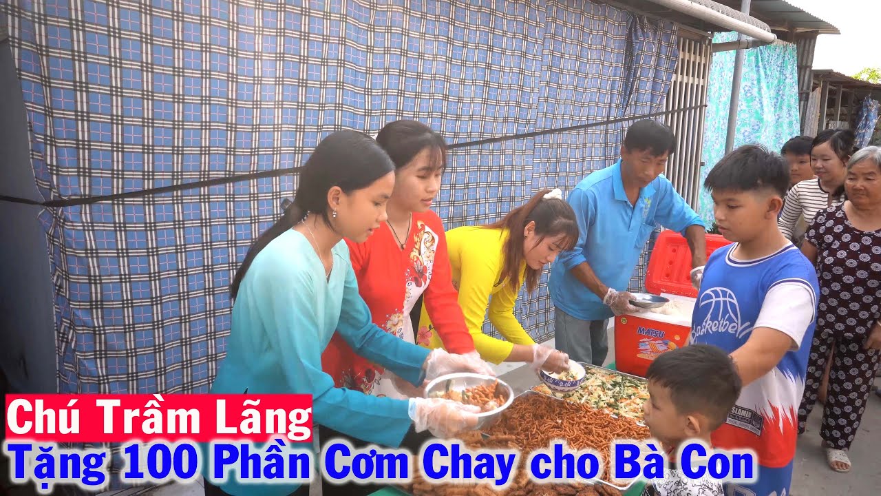 Ngày Phật Thích Ca Thành Đạo, Bà Con Quê Em Vui Mừng Được Tặng 100 Phần Cơm Chay từ Chú Trầm Lãng