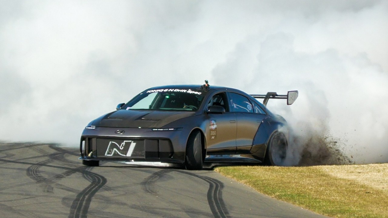 NEW Hyundai Ioniq 6 N Drift Spec makes a lot of SMOKE!