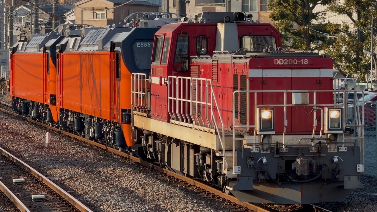 【4K高画質】【台湾鉄道E500形第５５＋５６号機  東芝府中工場出場甲種輸送】DD200形18号機＋國營臺灣鐵路股份有限公司E500型２機が川崎新町駅通過！（9794レ・甲149）2026.2.18