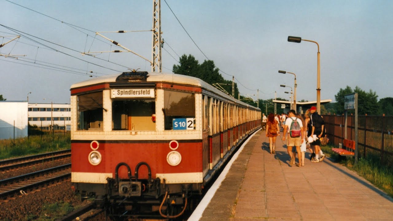 Ein Blick zurück: die letzten beiden Hauotstadtlack-Viertelzüge der Berliner S-Bahn im Sommer 1997