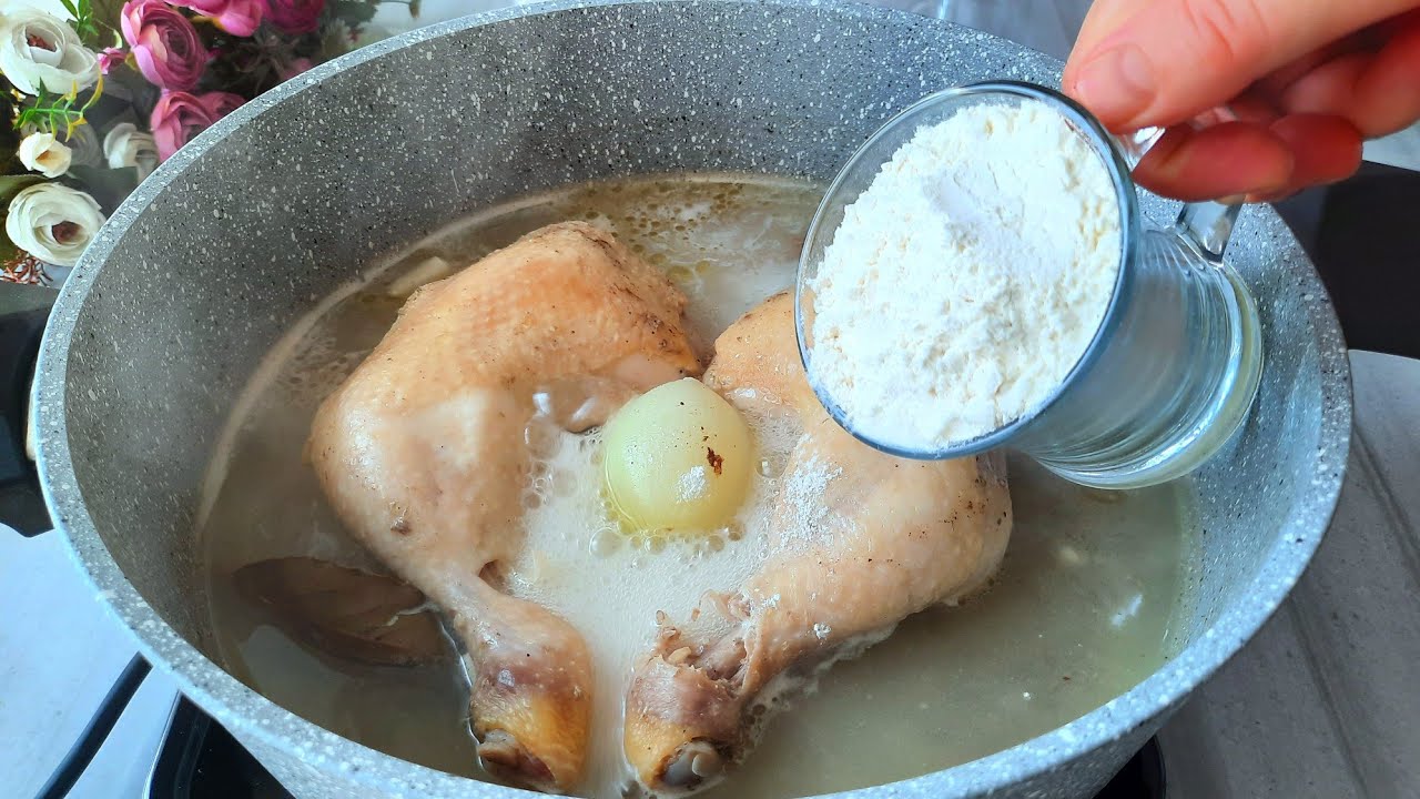Я узнал этот трюк из ресторана! Добавьте муку в кипящий куриный бульон! Результат потрясающий!