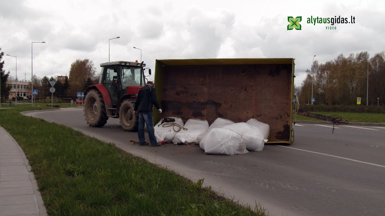 Alytuje apvirto trą&scaron;as vežusi traktoriaus priekaba