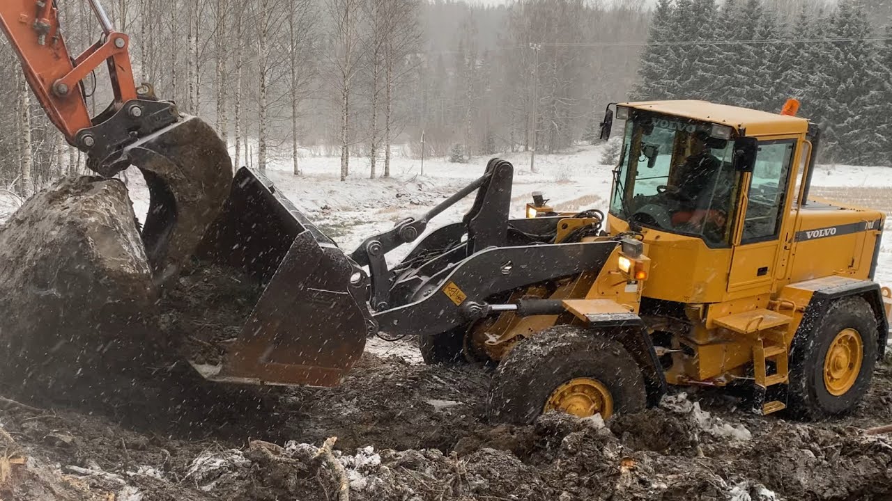 Volvo L90D kivien siirrossa