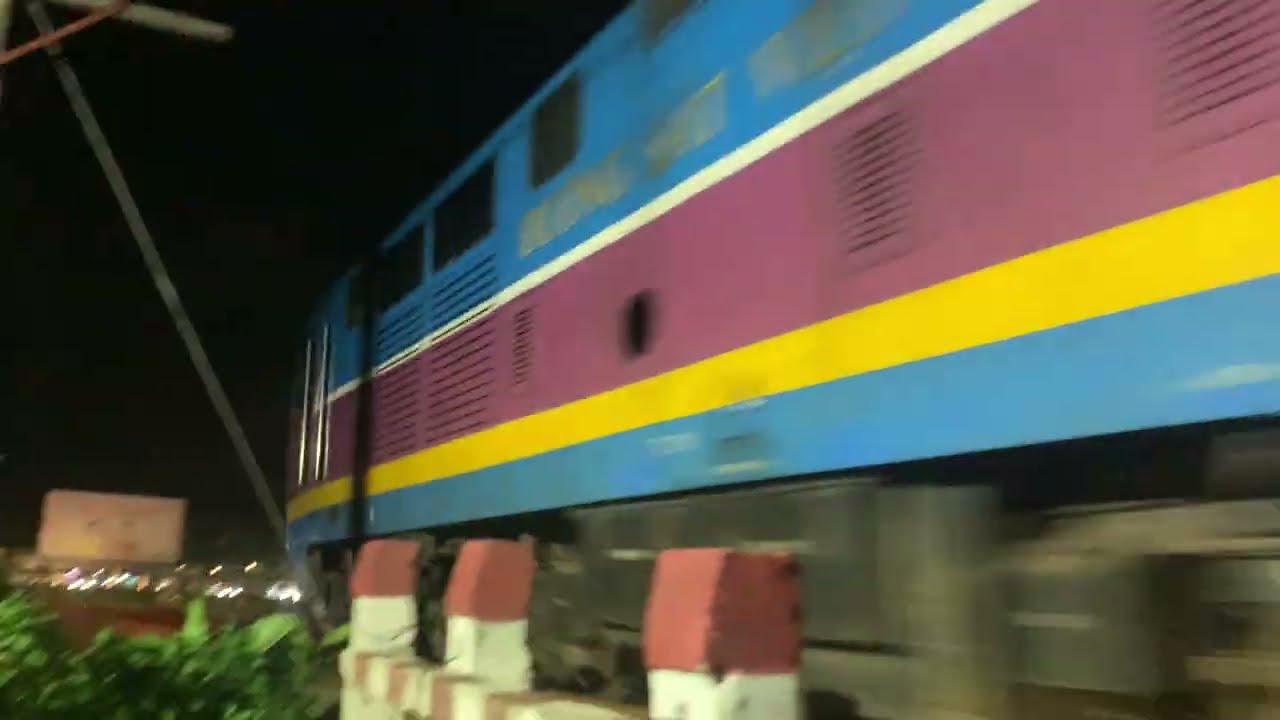 D19E-978 kéo tàu SE2 muộn giờ và ban lái chào còi bể não:))[Video by me]
