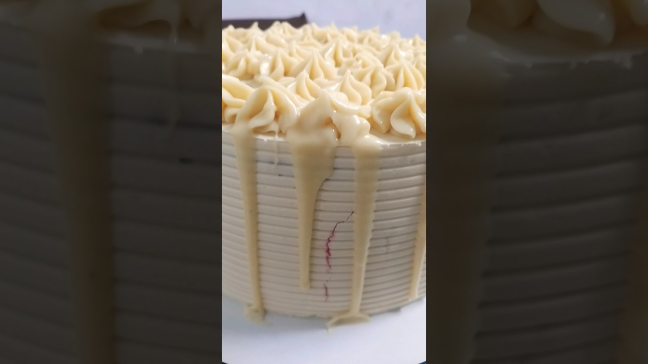 Bolo Red Velvet com recheio de Cream Cheese com cobertura ganache de chantilly  
