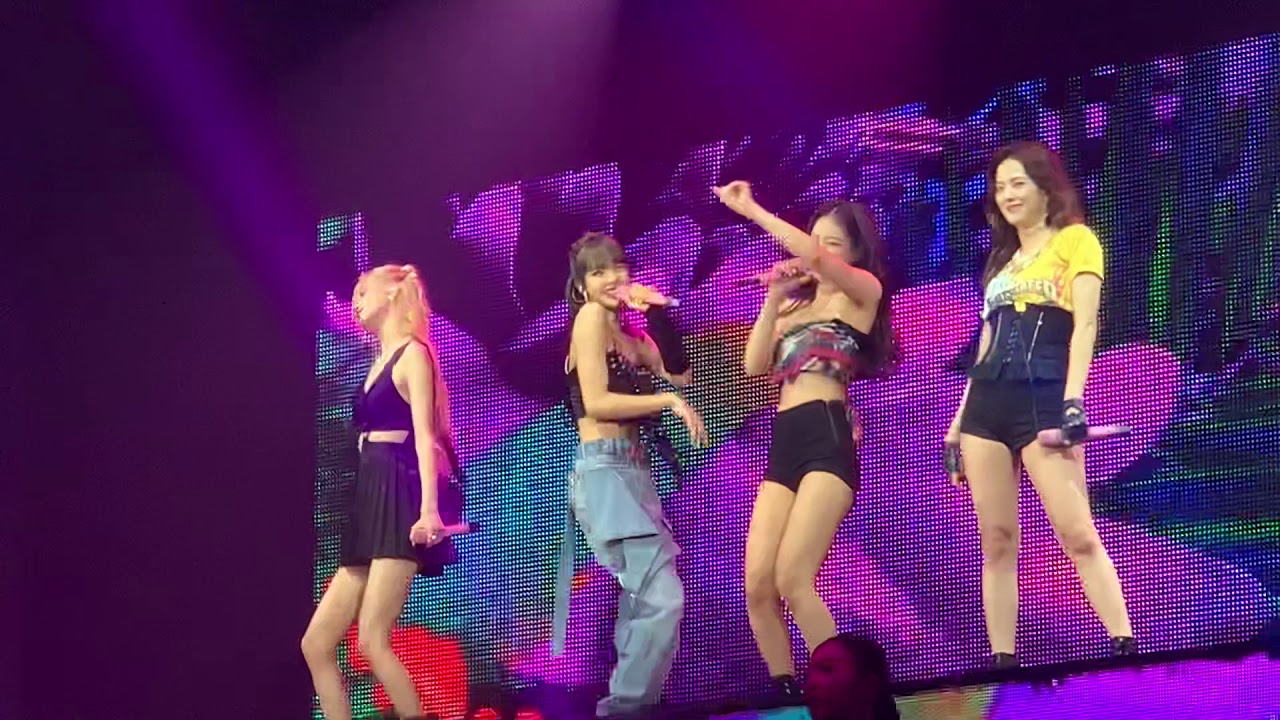 Blackpink at Bangkok Encore Kiss and make up