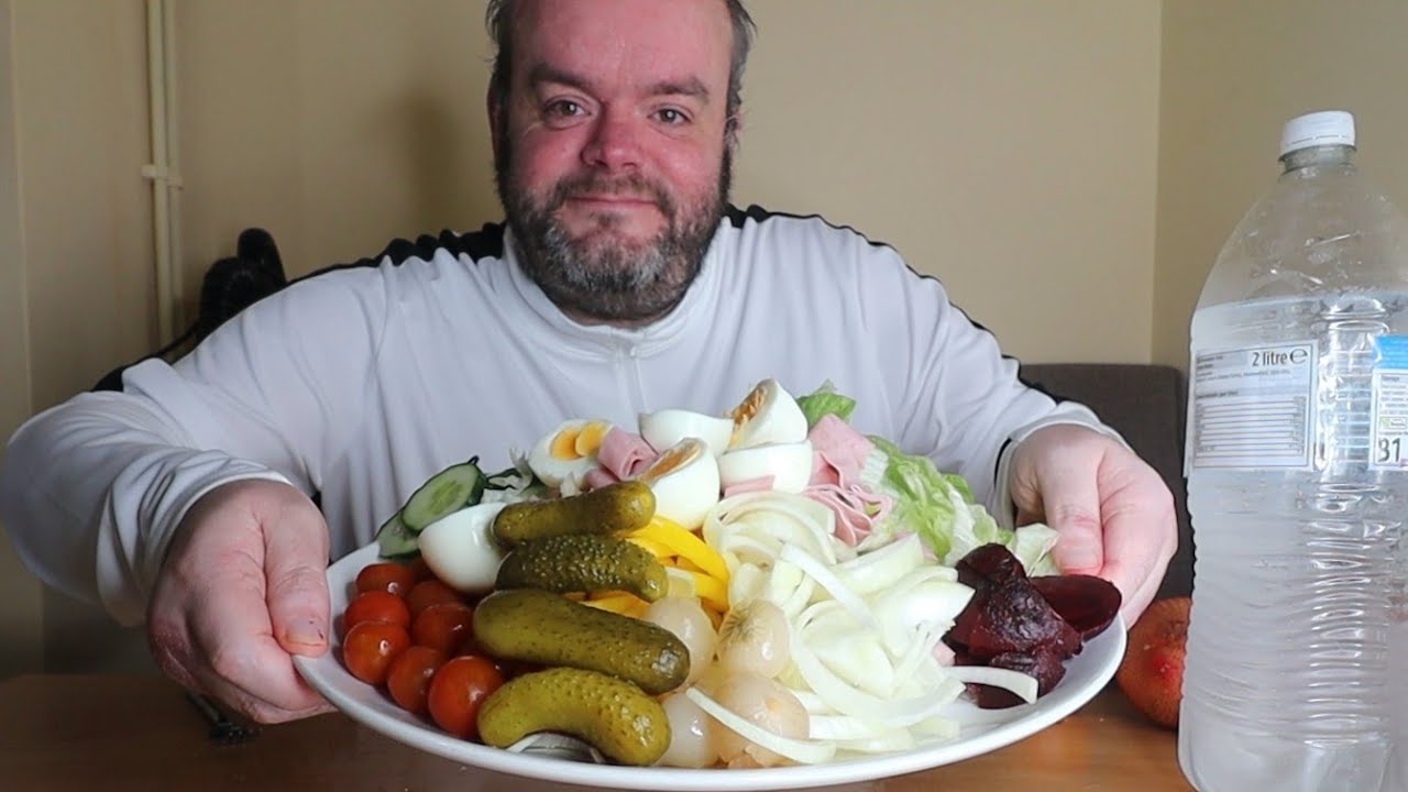 огромный салат мукбанг (извините за фоновый шум) мукбанг из Великобритании