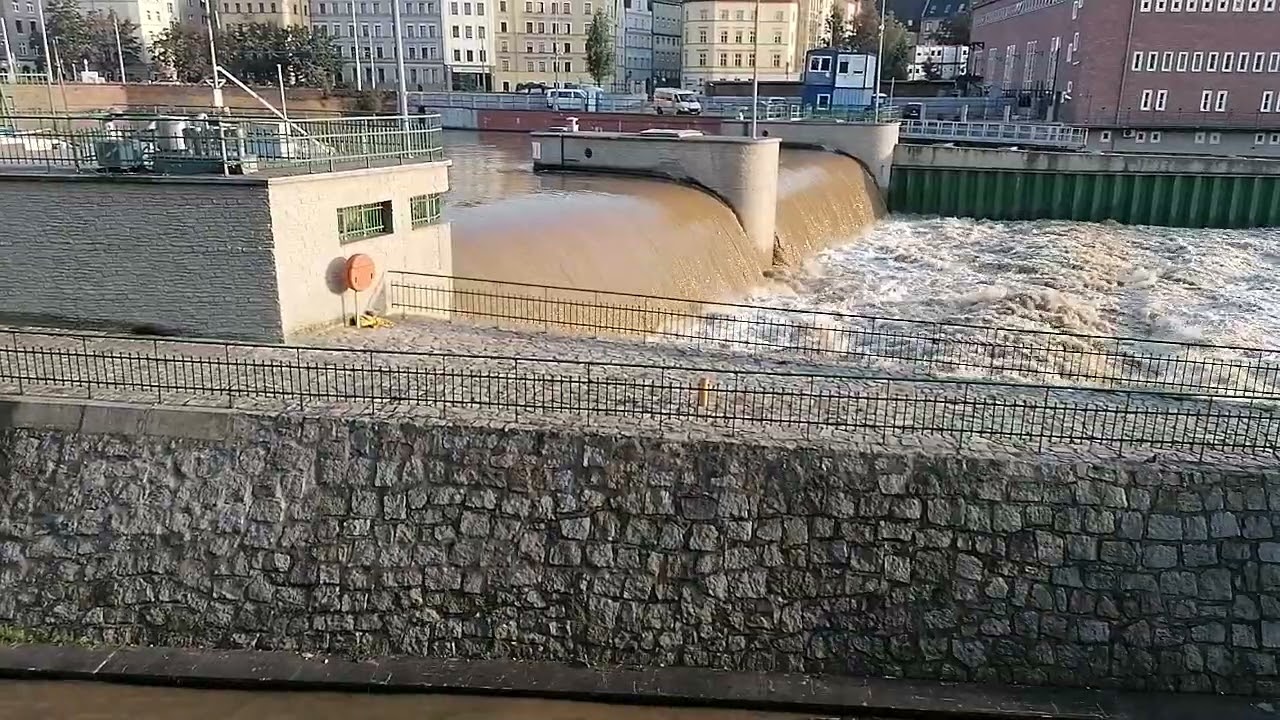 Wrocław, oklice Mostów Pomorskich, przepyw fali powodziowej obserwują mieszkańcy VID 20240917 174930