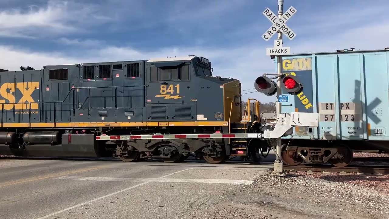 UP 6148 Oil Tanker Train w/ CSX DPU East, S. 6th St. Railroad Crossing, Missouri Valley IA