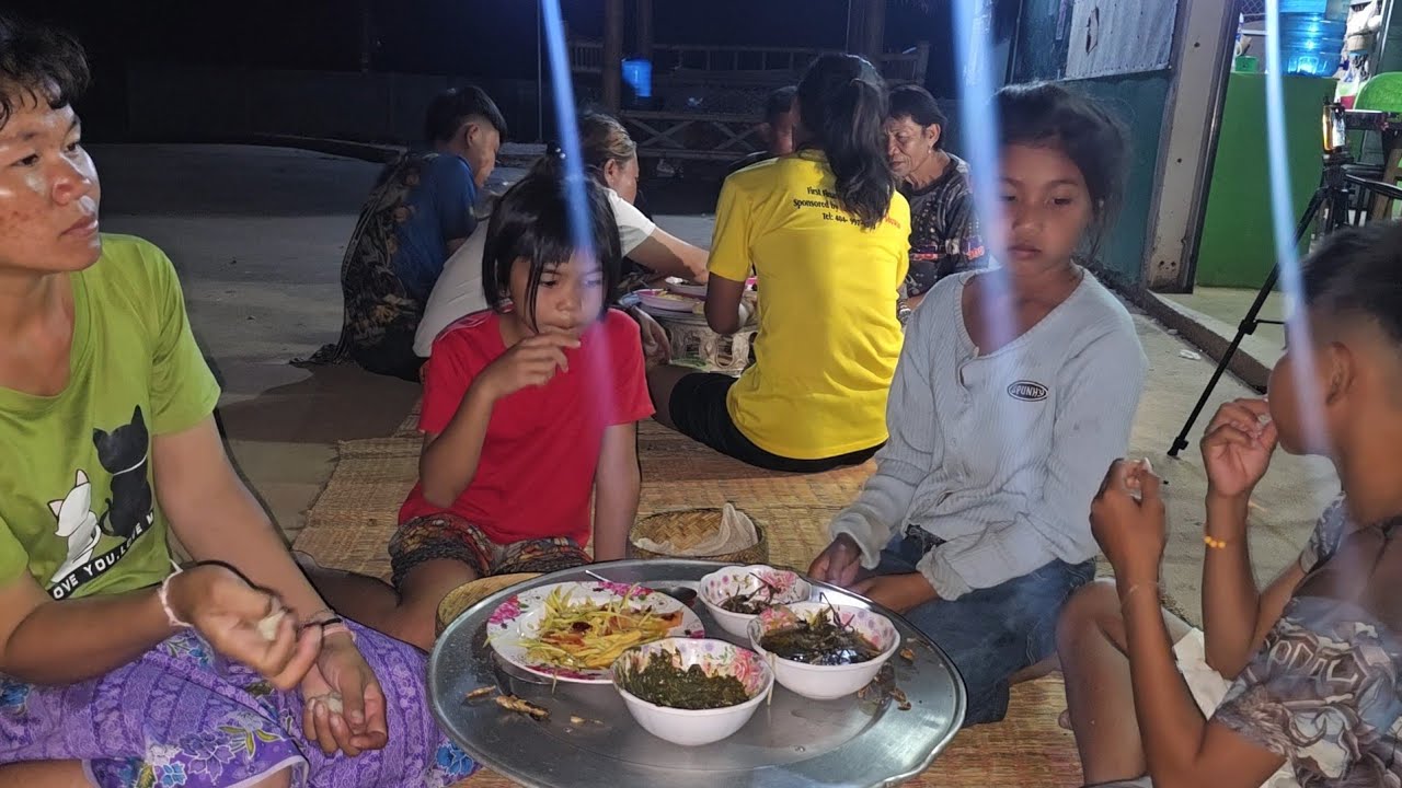 แม่ลูก8กินข้าวลุก7แกงขี้เหล็กปิ้งเขียดโม้