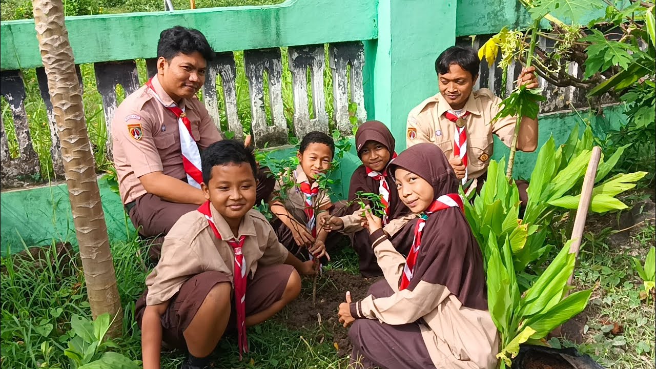 Peringatan Hari Tunas di Gugus Depan SDN 2 Ringin dengan aksi menanam bibit pohon berbuah #sekolah 