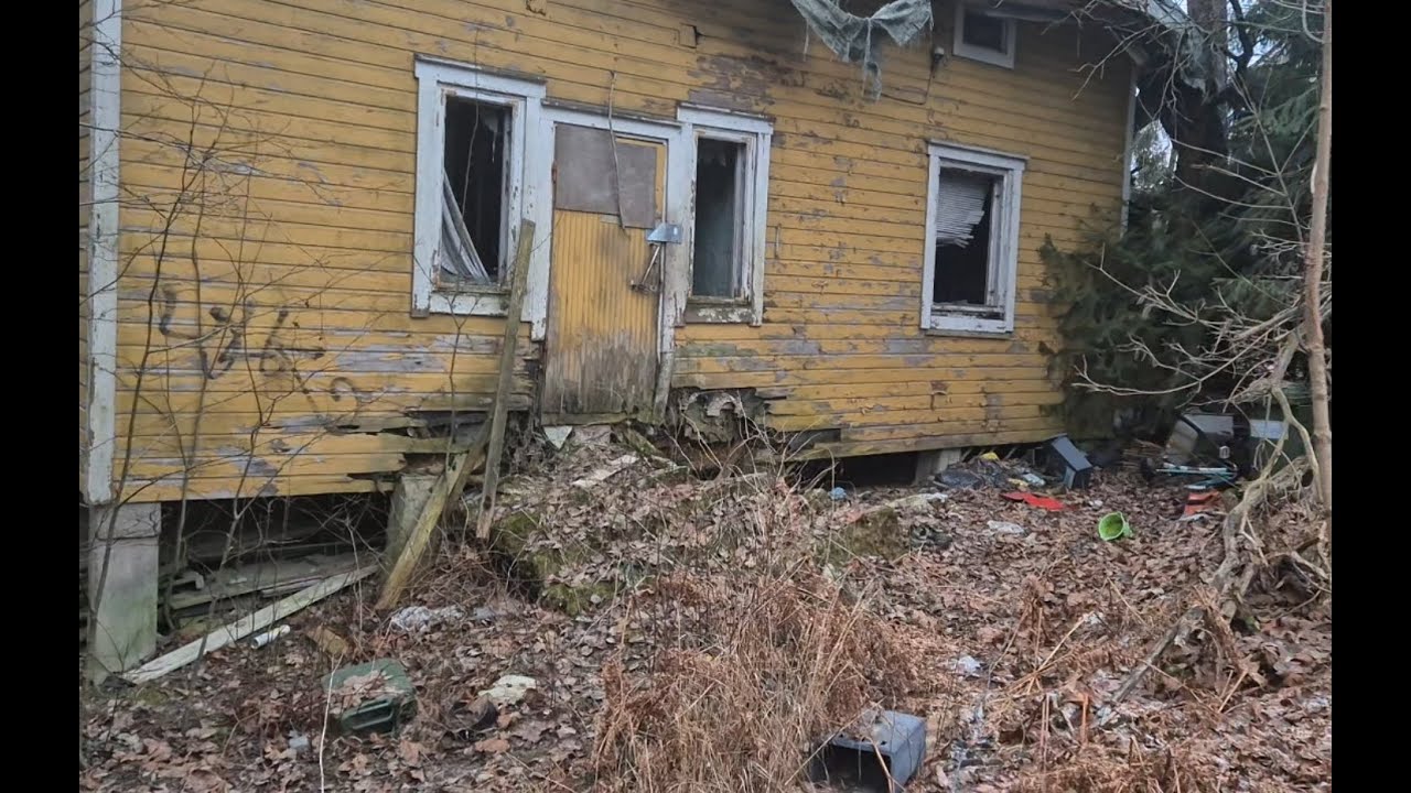 Autiotalo jossa vielä muutamia vuosia sitten asuttiin, osa 2. Sisällä.