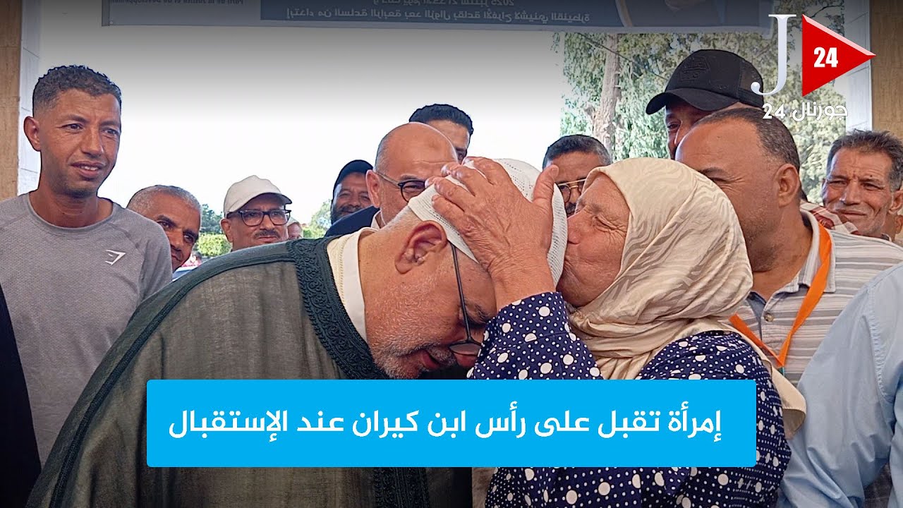 القنيطرة...   إمرأة تقبل على رأس ابن كيران عند الإستقبال
